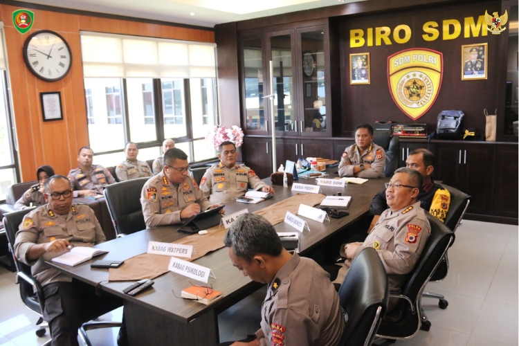 Bhabinkamtibmas Pantau Program Kampung Tangguh di Negeri Watran
