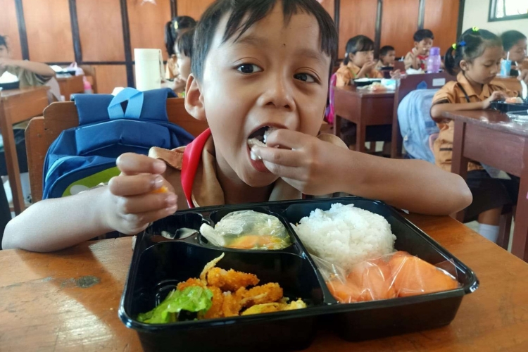 Program Uji Coba Makan Bergizi Gratis (MBG) secara serentak di Provinsi Maluku.