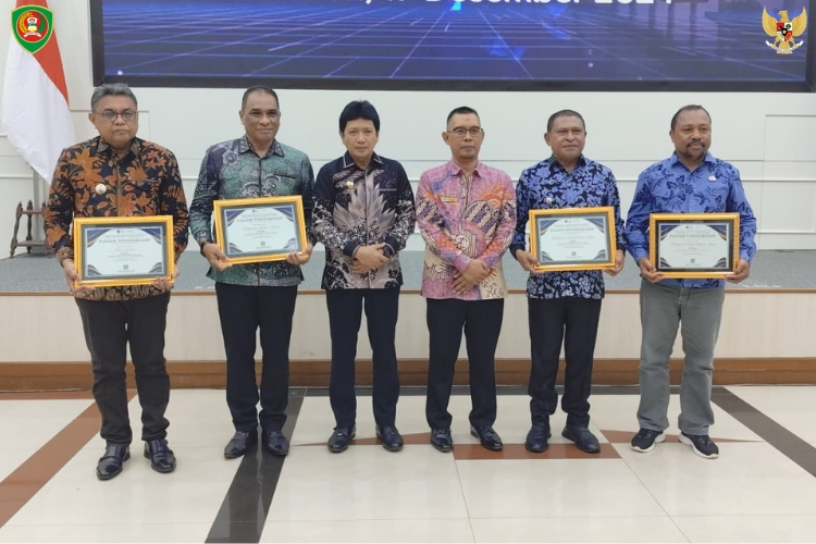 Pj Gubernur Maluku Serahkan DIPA dan TKD 2025