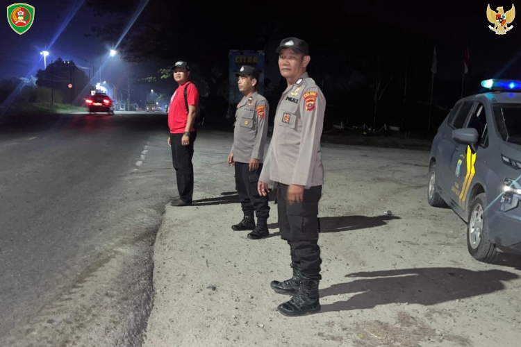 Polsek Waesala Tingkatkan Keamanan Kampung Melalui Patroli Malam