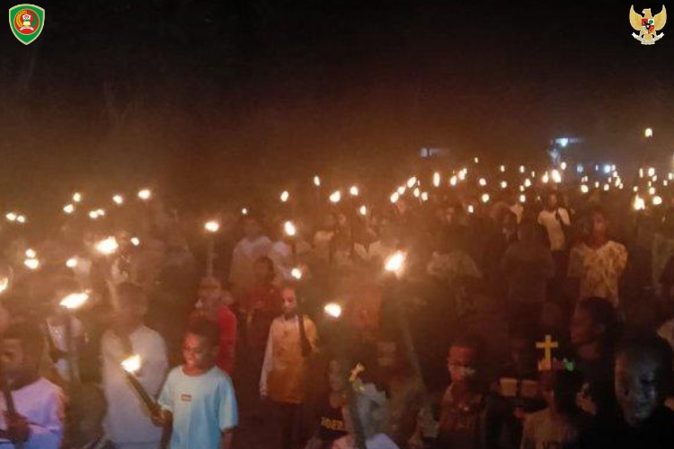 Tradisi Pawai Obor dan Jalan Salib Kampung Watran
